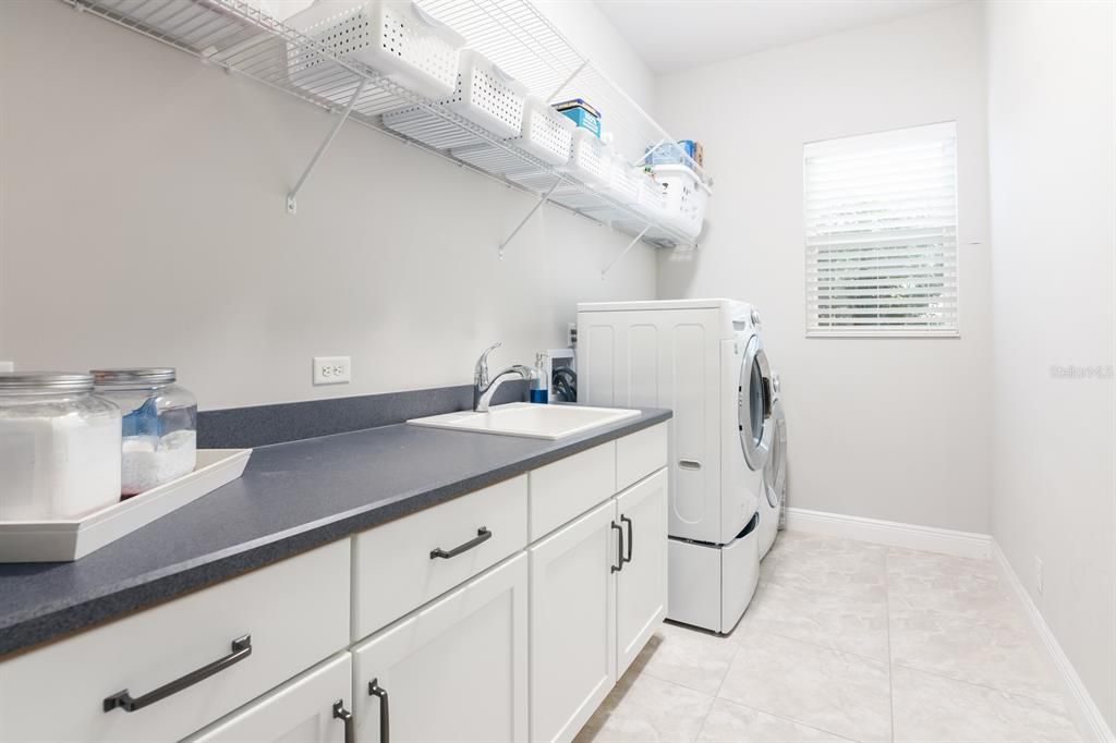 Spacious laundry room w/tub