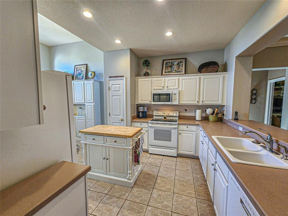 For Sale: $389,900 (2 beds, 2 baths, 2013 Square Feet)