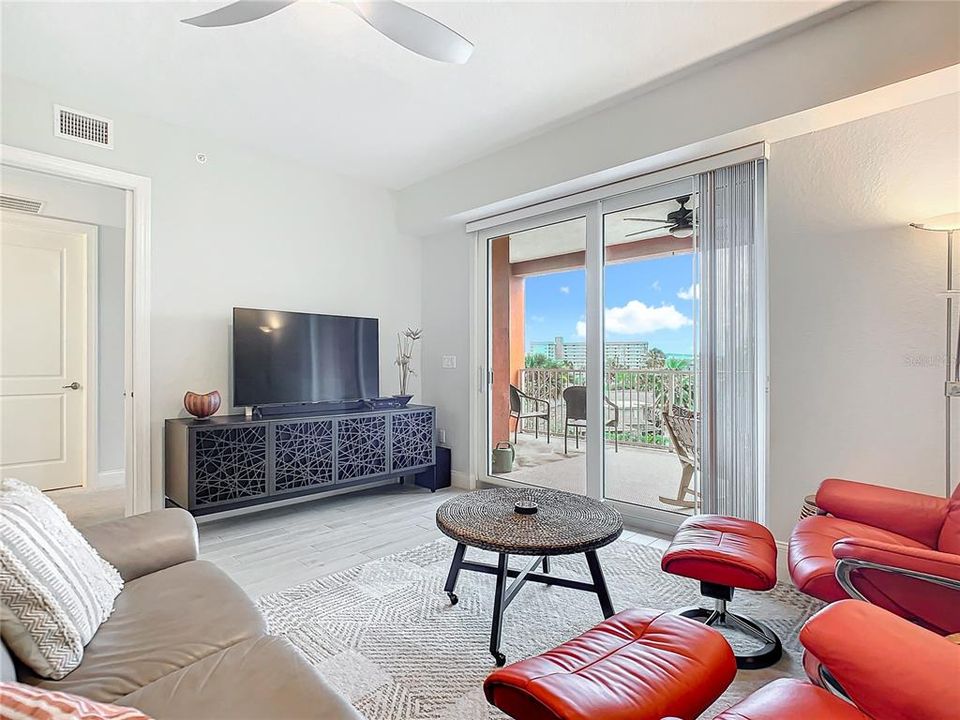 For Sale: $556,000 (2 beds, 2 baths, 1384 Square Feet)