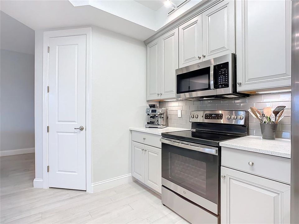 For Sale: $556,000 (2 beds, 2 baths, 1384 Square Feet)