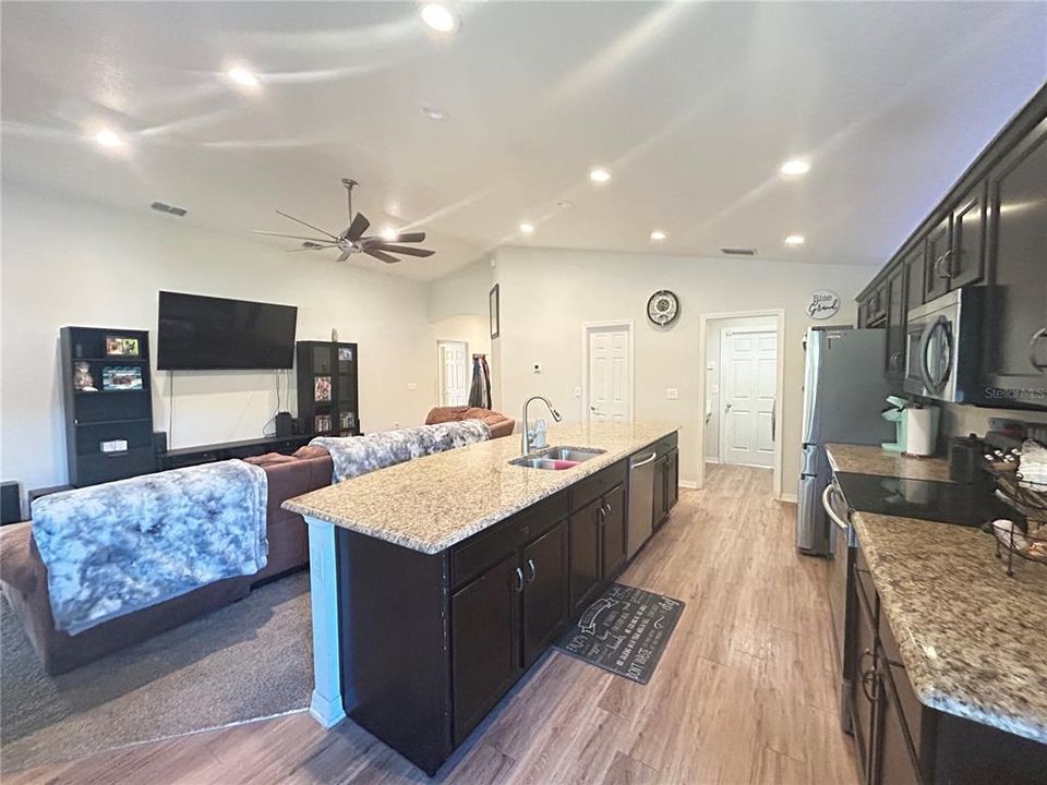 For Sale: $349,900 (4 beds, 2 baths, 1715 Square Feet)