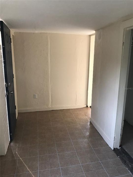 For Rent: $1,125 (3 beds, 1 baths, 754 Square Feet)