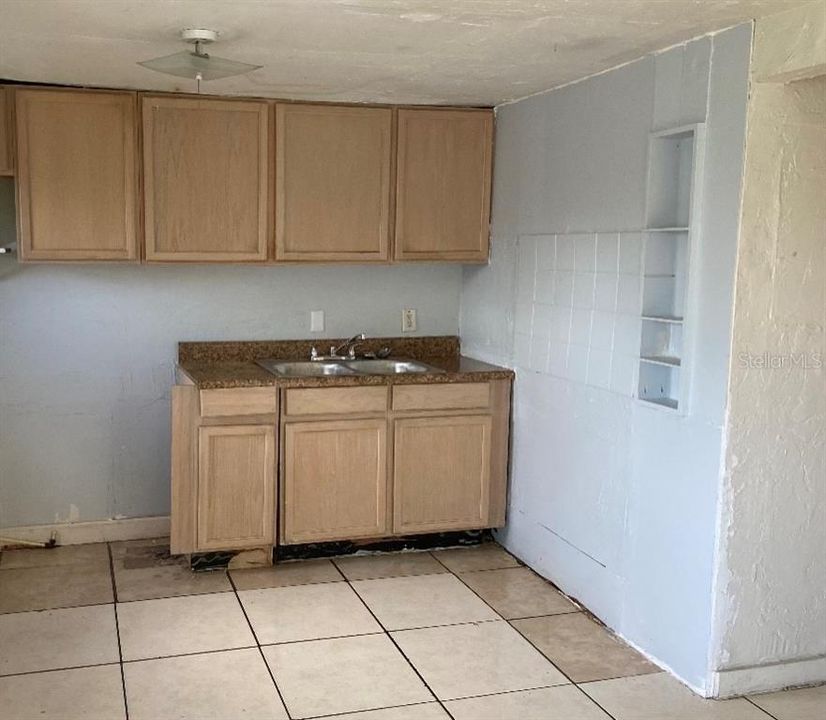 For Rent: $1,125 (3 beds, 1 baths, 754 Square Feet)