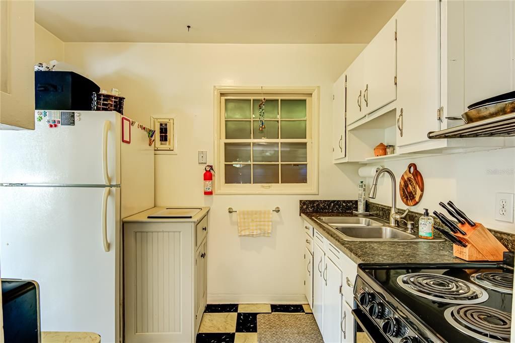 For Sale: $207,900 (2 beds, 1 baths, 795 Square Feet)