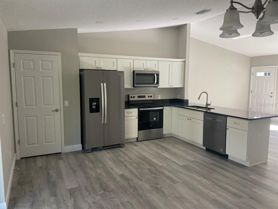 For Sale: $254,900 (3 beds, 2 baths, 1405 Square Feet)