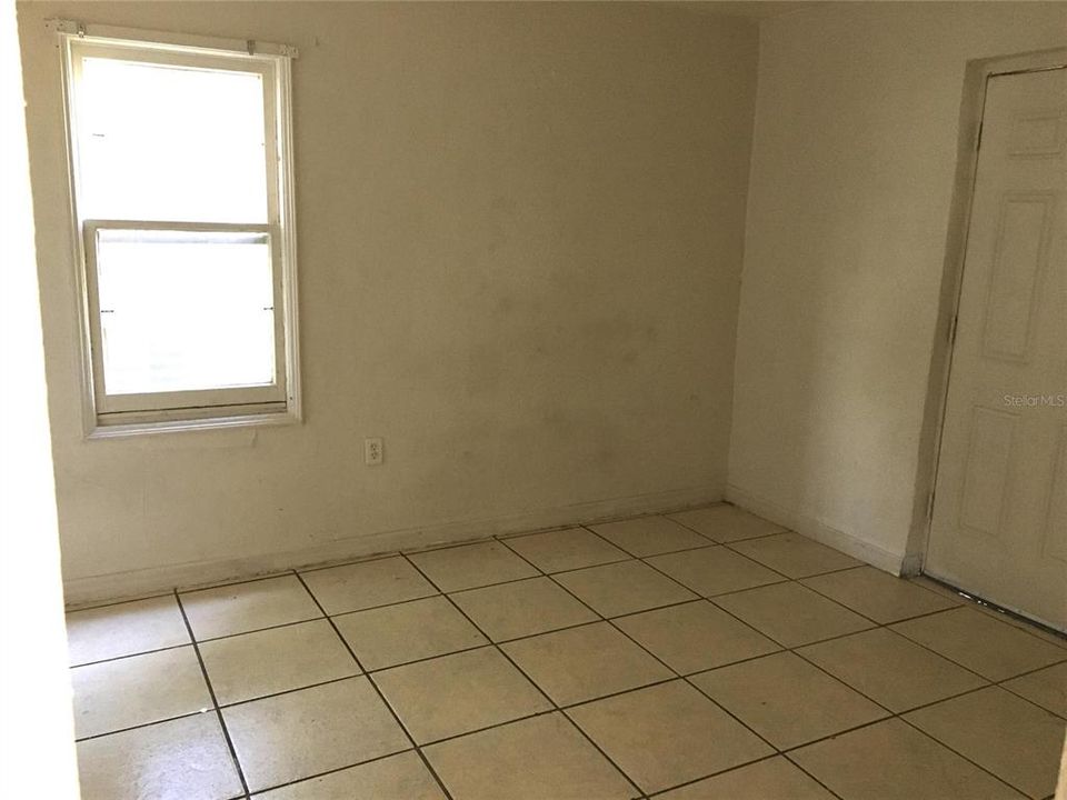 For Rent: $1,200 (2 beds, 1 baths, 916 Square Feet)