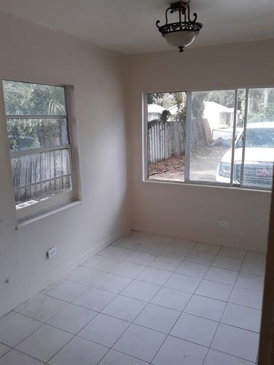 For Rent: $1,200 (2 beds, 1 baths, 916 Square Feet)