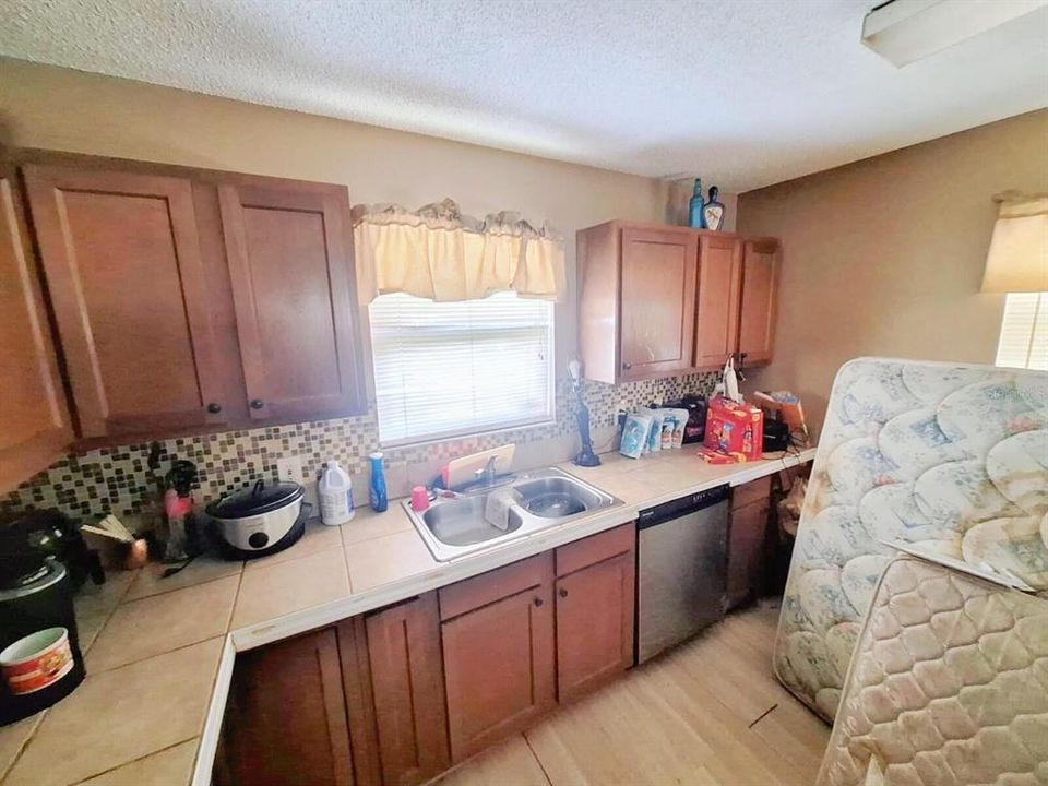 For Sale: $190,000 (3 beds, 1 baths, 1233 Square Feet)