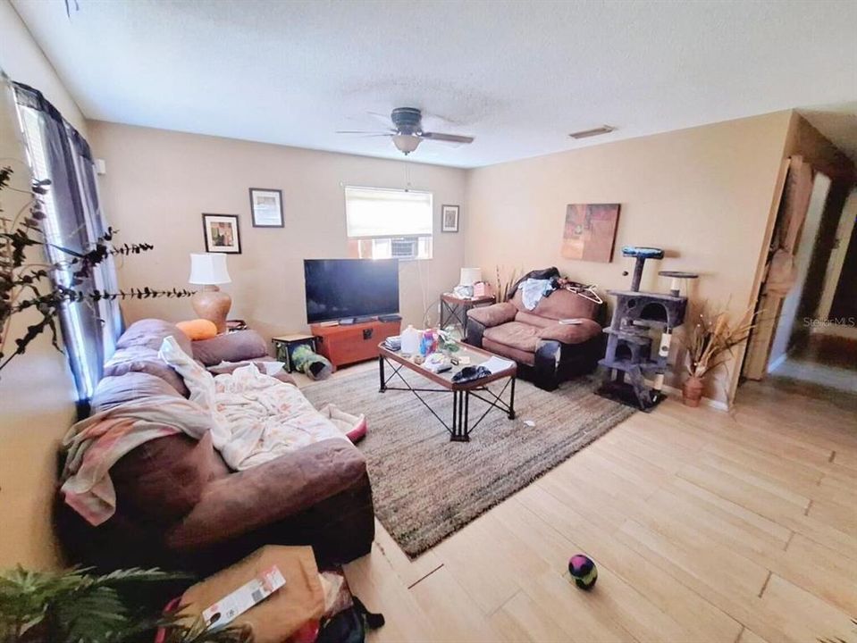 For Sale: $190,000 (3 beds, 1 baths, 1233 Square Feet)