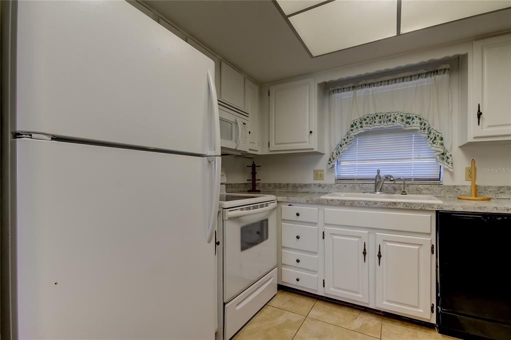 For Sale: $330,000 (2 beds, 2 baths, 1055 Square Feet)