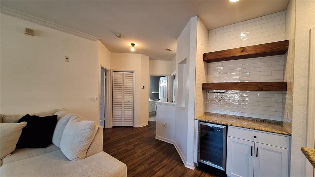 For Sale: $319,900 (2 beds, 2 baths, 1200 Square Feet)