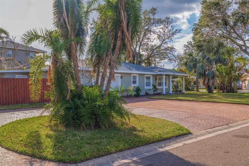 For Sale: $800,000 (3 beds, 2 baths, 1525 Square Feet)