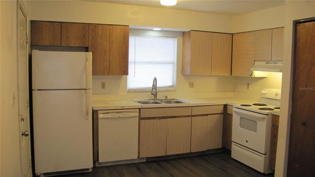 For Rent: $2,600 (3 beds, 2 baths, 990 Square Feet)