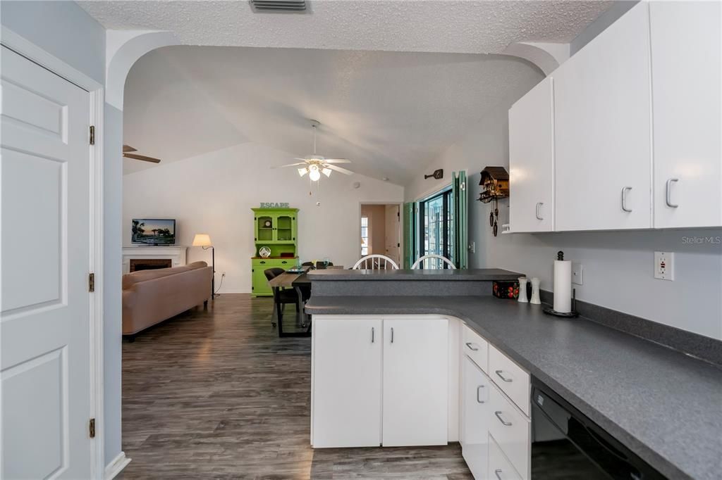 For Sale: $349,900 (2 beds, 2 baths, 1332 Square Feet)