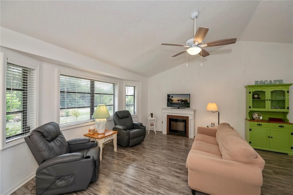 For Sale: $349,900 (2 beds, 2 baths, 1332 Square Feet)