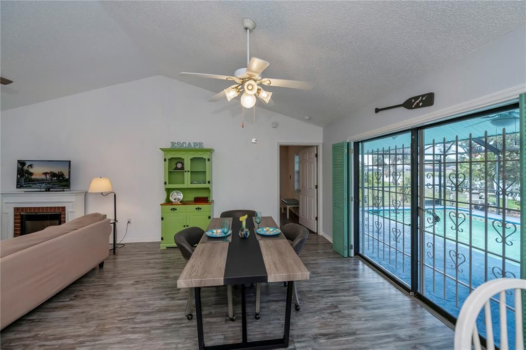 For Sale: $349,900 (2 beds, 2 baths, 1332 Square Feet)