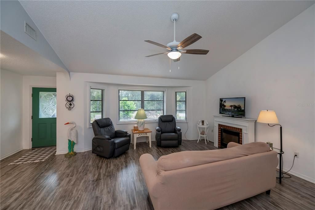 For Sale: $349,900 (2 beds, 2 baths, 1332 Square Feet)