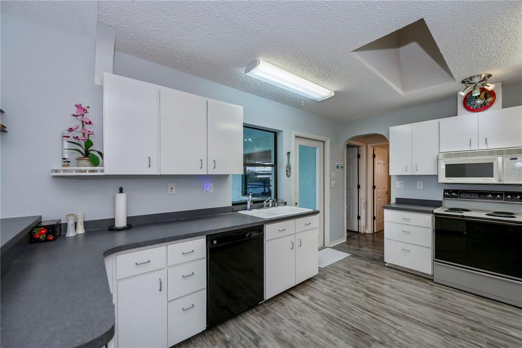 For Sale: $349,900 (2 beds, 2 baths, 1332 Square Feet)