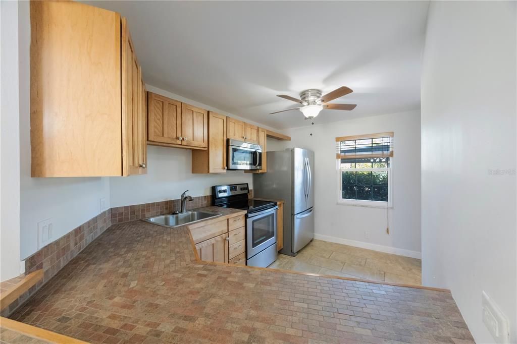 For Sale: $240,000 (2 beds, 2 baths, 1075 Square Feet)