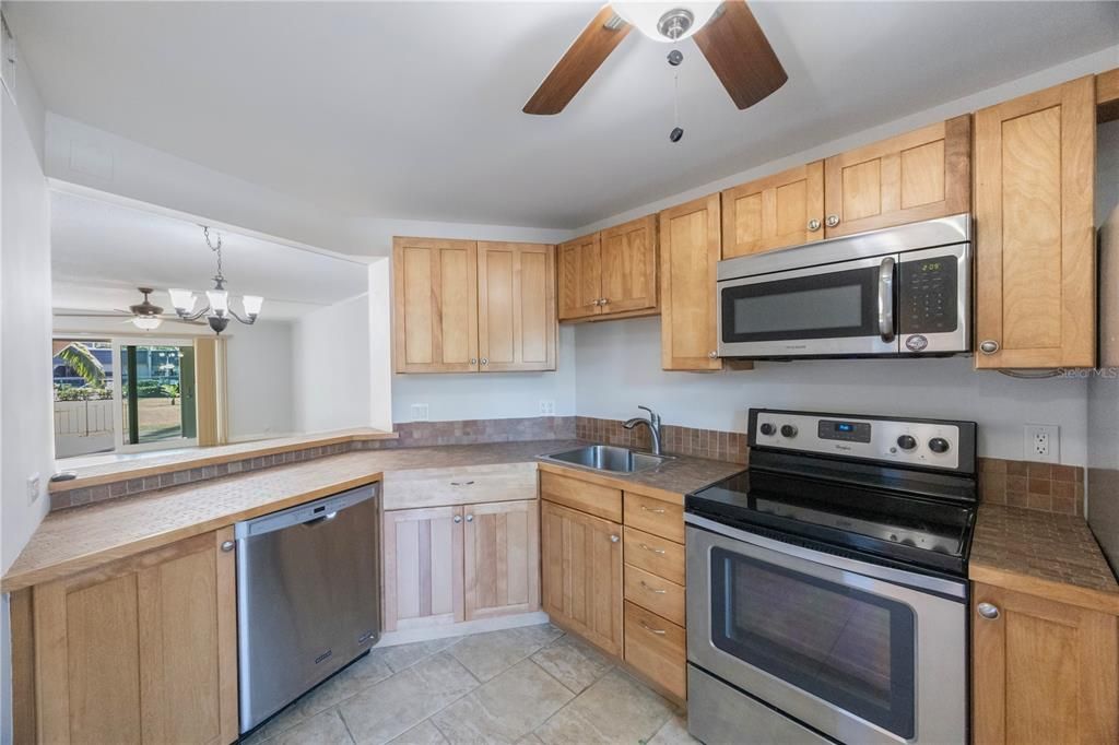 For Sale: $240,000 (2 beds, 2 baths, 1075 Square Feet)