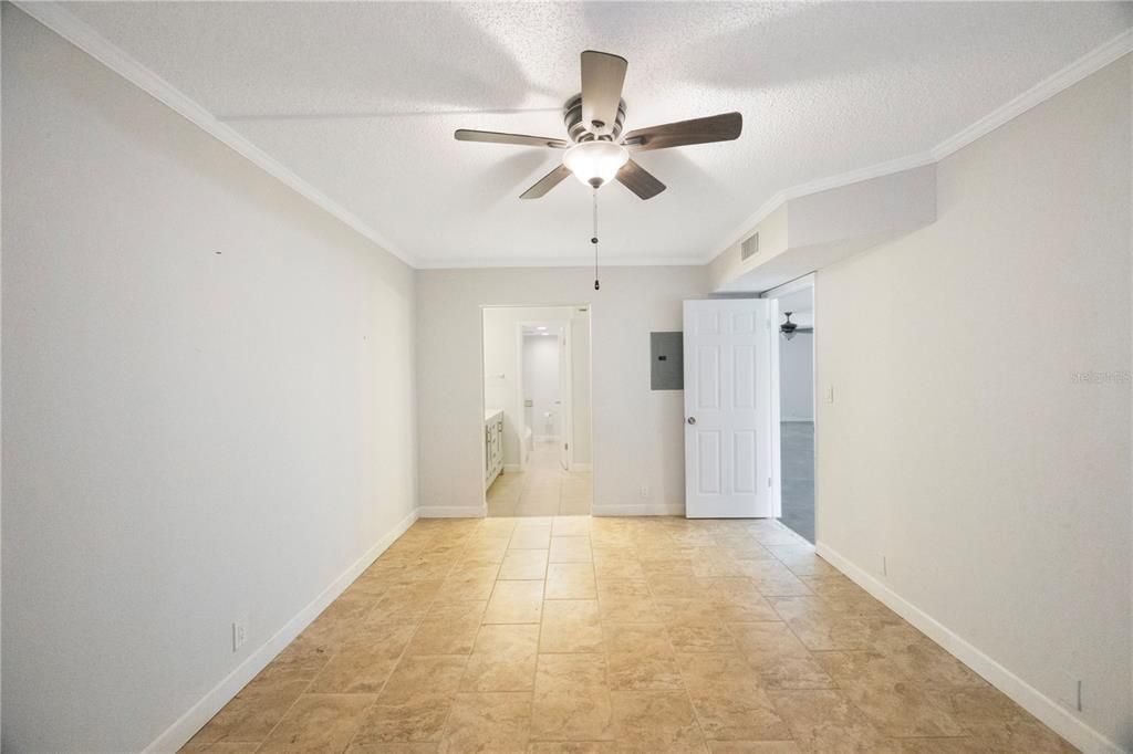 For Sale: $240,000 (2 beds, 2 baths, 1075 Square Feet)