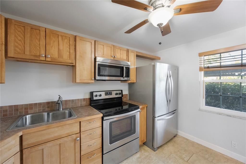 For Sale: $240,000 (2 beds, 2 baths, 1075 Square Feet)