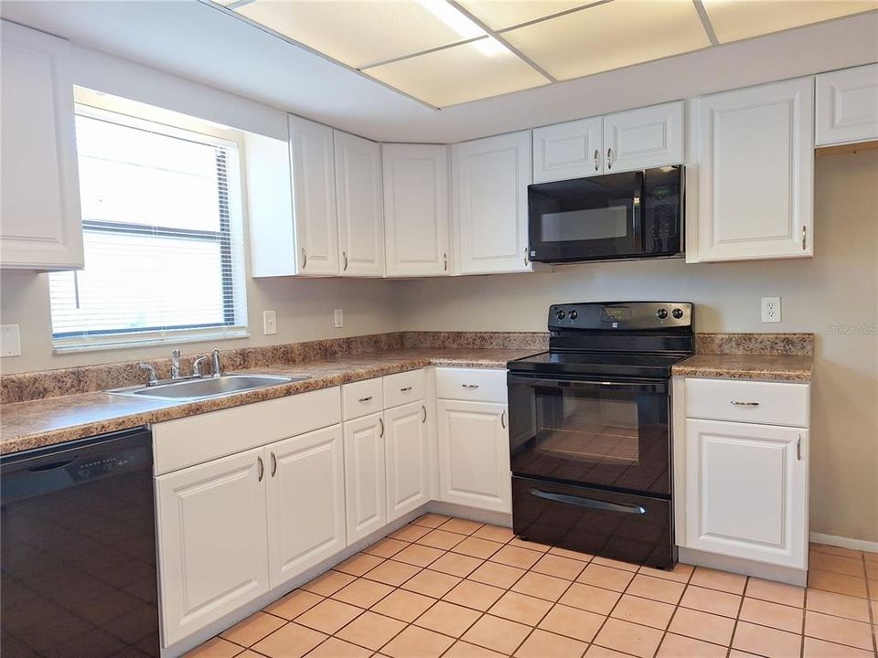 For Sale: $319,500 (3 beds, 2 baths, 1376 Square Feet)