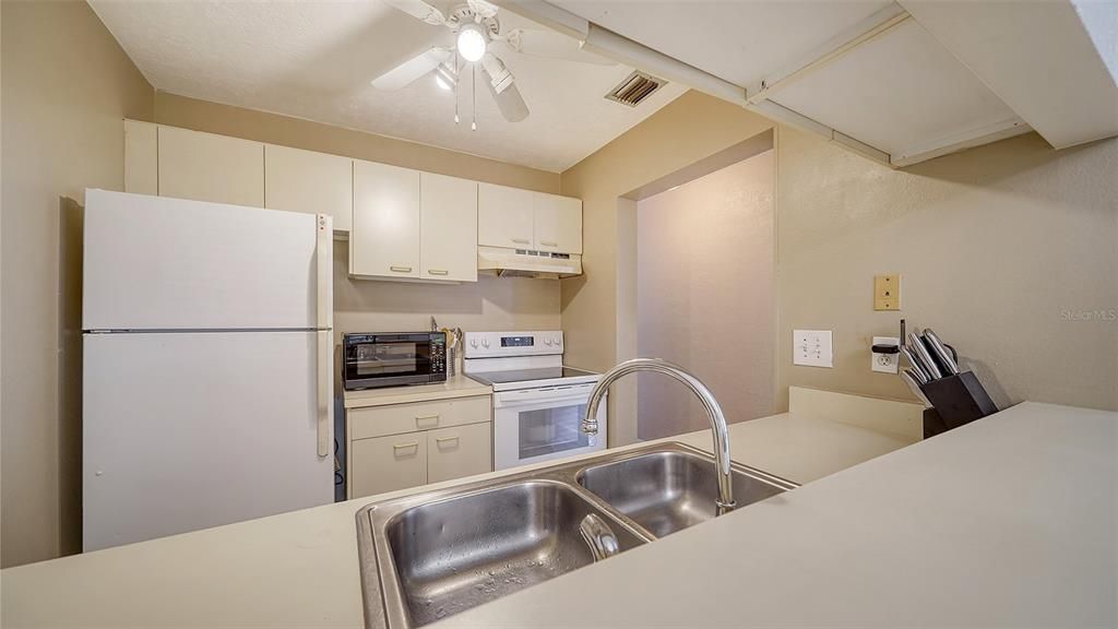 For Sale: $175,000 (2 beds, 2 baths, 912 Square Feet)