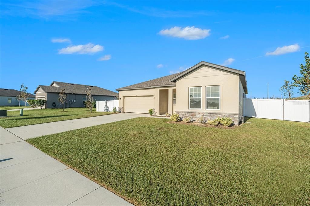 For Sale: $410,000 (3 beds, 2 baths, 1679 Square Feet)