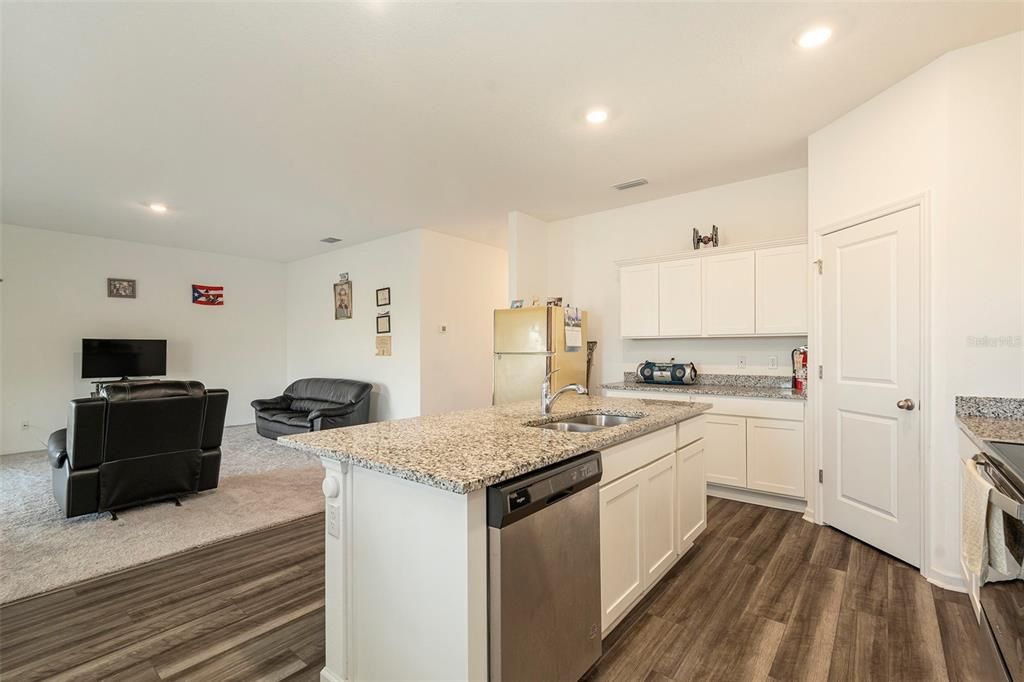 For Sale: $410,000 (3 beds, 2 baths, 1679 Square Feet)