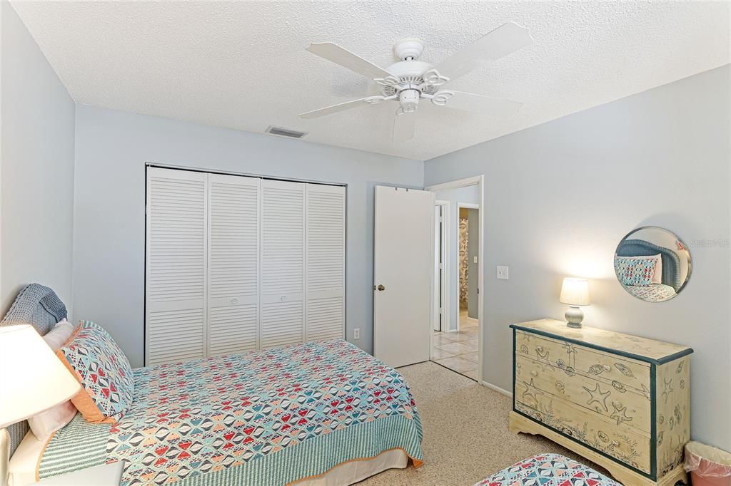 Second bedroom with twin beds