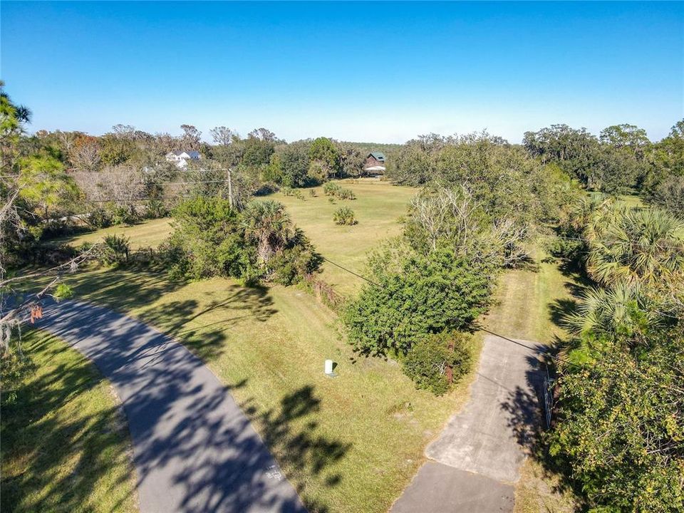 DRONE ENTRANCE TO PROPERTY