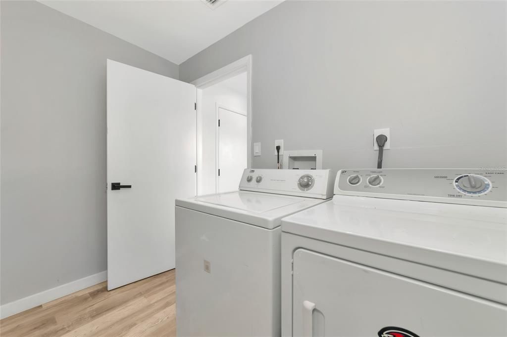 For Sale: $332,000 (2 beds, 2 baths, 1718 Square Feet)