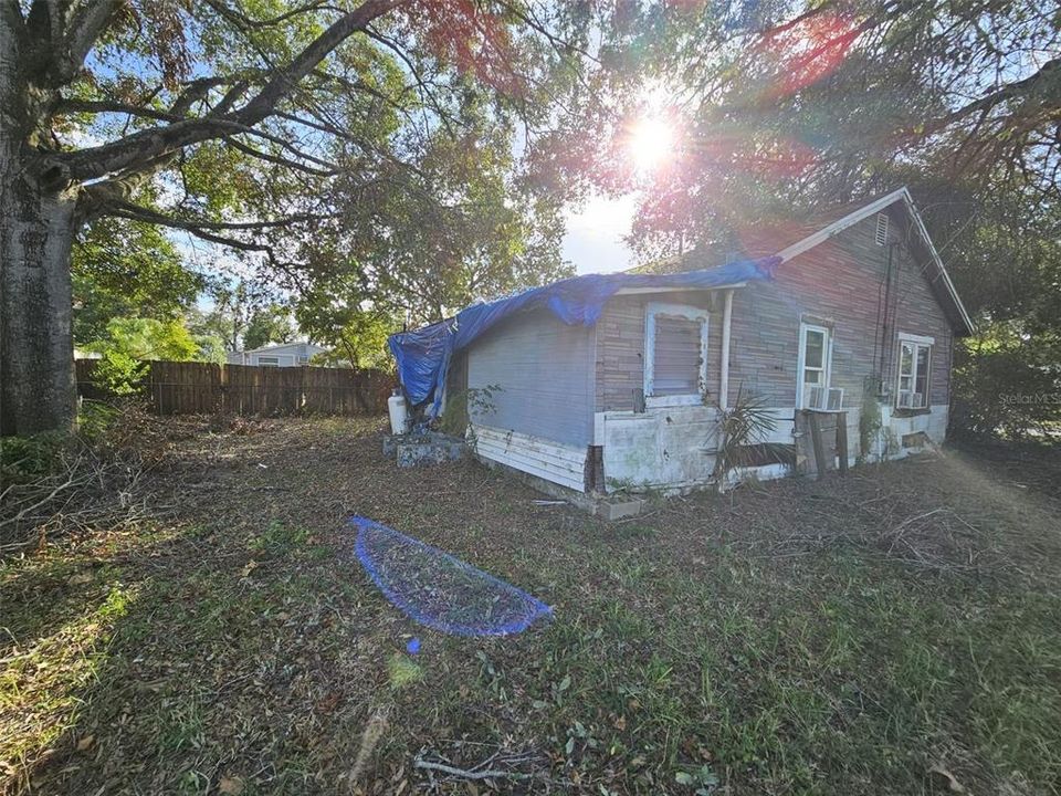 For Sale: $169,000 (2 beds, 1 baths, 870 Square Feet)