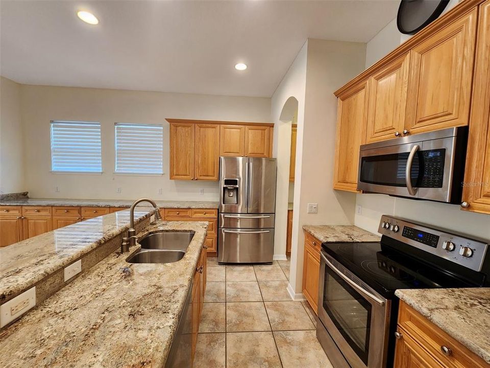 For Rent: $2,900 (3 beds, 2 baths, 2721 Square Feet)