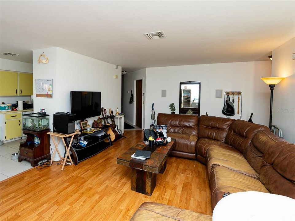 For Sale: $299,000 (2 beds, 2 baths, 1404 Square Feet)