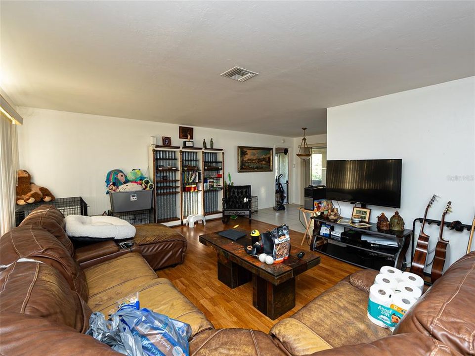 For Sale: $299,000 (2 beds, 2 baths, 1404 Square Feet)