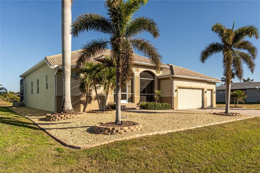 For Sale: $774,900 (3 beds, 2 baths, 2815.5 Square Feet)