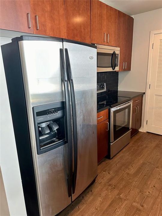 For Sale: $249,900 (1 beds, 1 baths, 862 Square Feet)