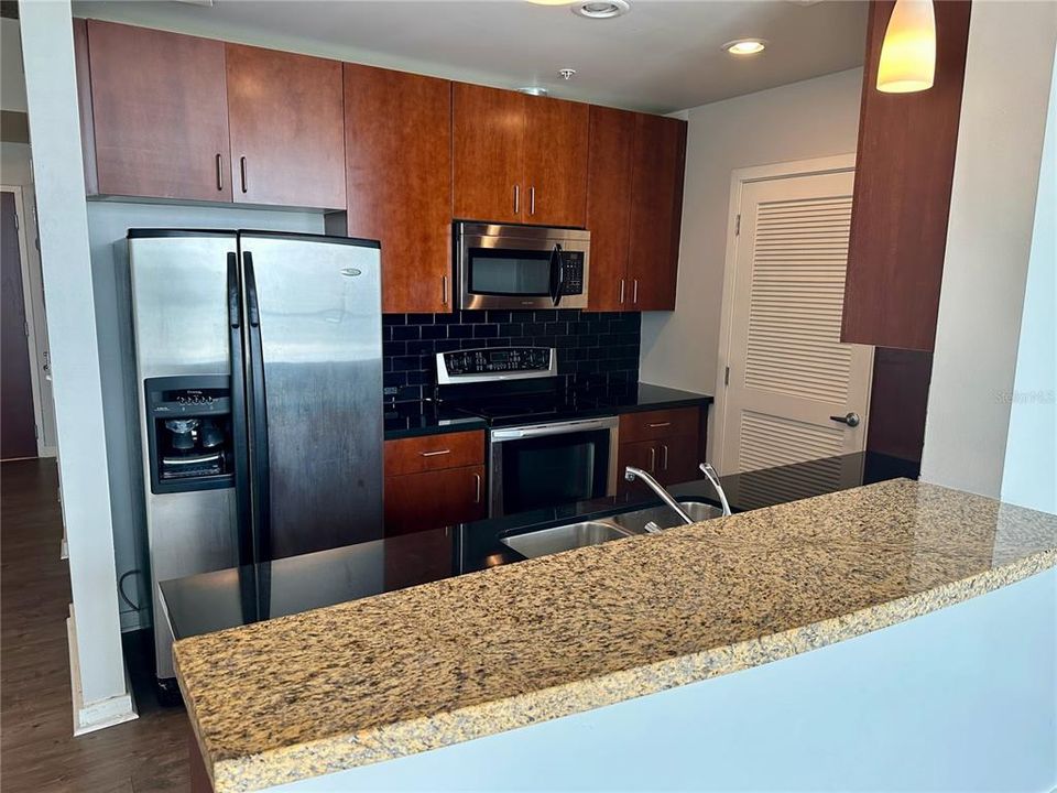 For Sale: $249,900 (1 beds, 1 baths, 862 Square Feet)