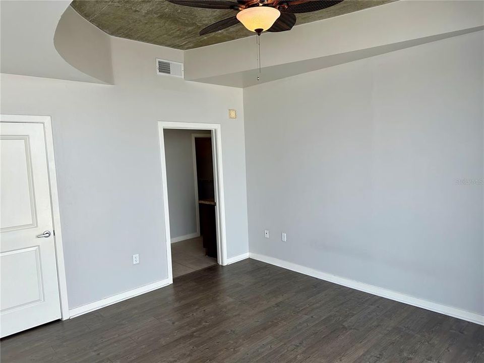 For Sale: $249,900 (1 beds, 1 baths, 862 Square Feet)