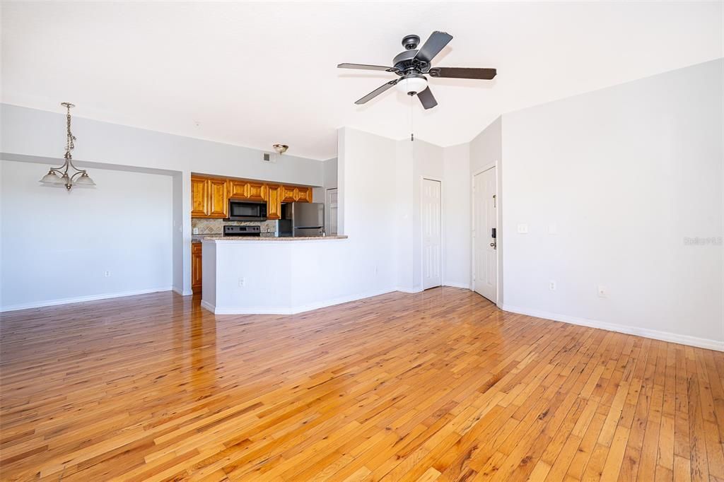 For Rent: $1,400 (1 beds, 1 baths, 713 Square Feet)