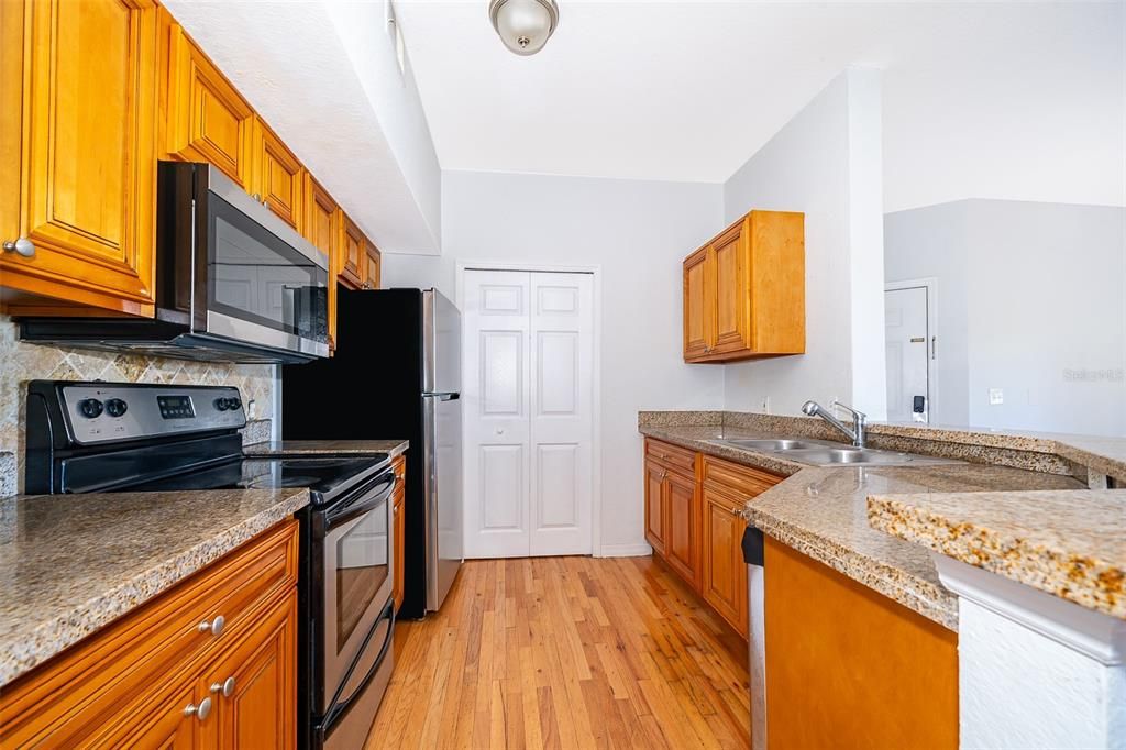 For Rent: $1,400 (1 beds, 1 baths, 713 Square Feet)