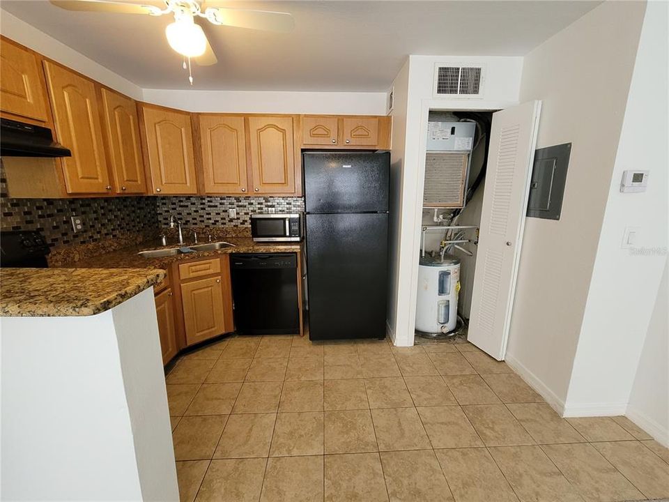 For Rent: $1,300 (1 beds, 1 baths, 560 Square Feet)