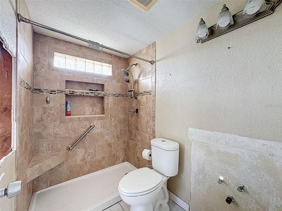 For Sale: $235,000 (2 beds, 1 baths, 1004 Square Feet)