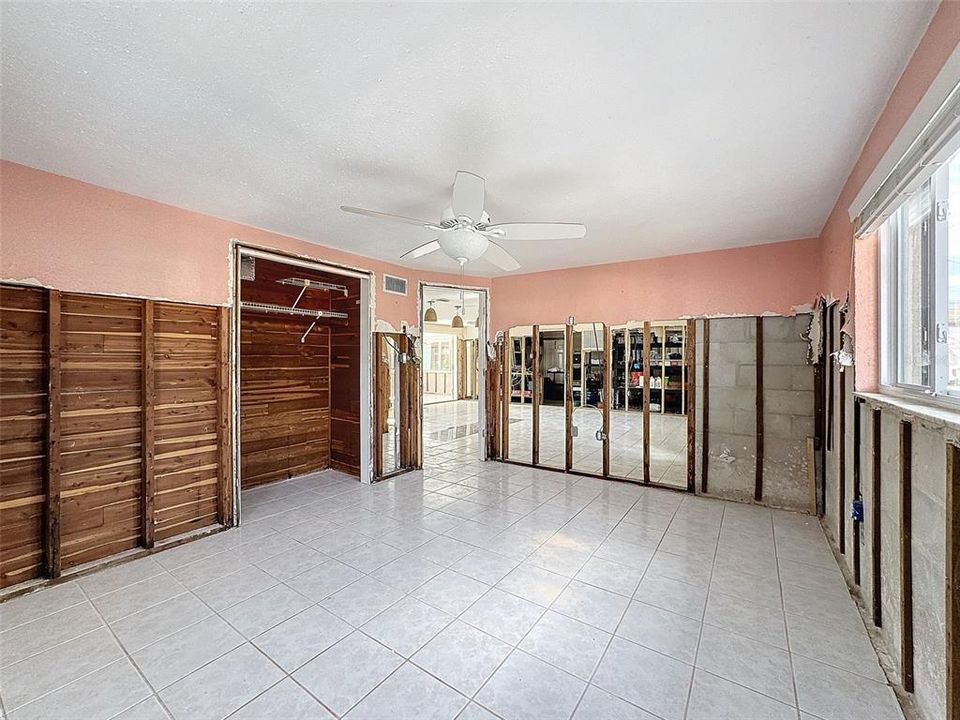 For Sale: $235,000 (2 beds, 1 baths, 1004 Square Feet)