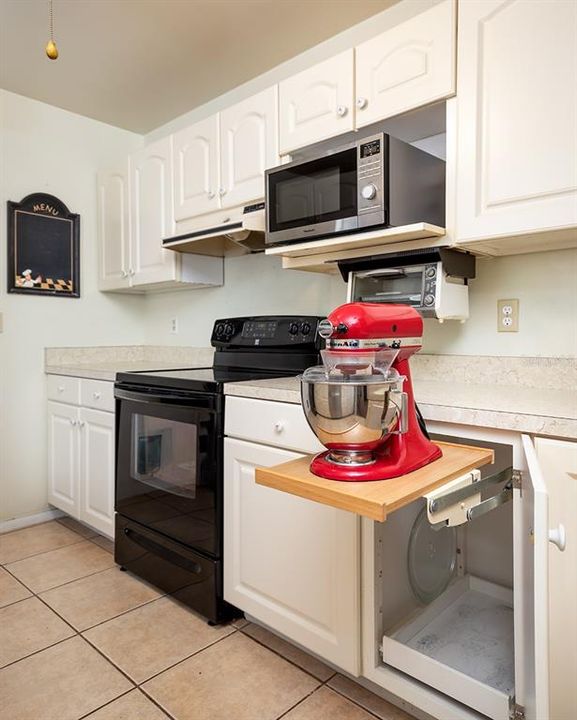 Kitchen with shelf pull outs