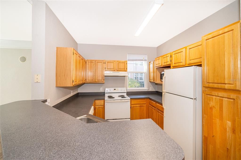 For Sale: $174,990 (1 beds, 1 baths, 883 Square Feet)