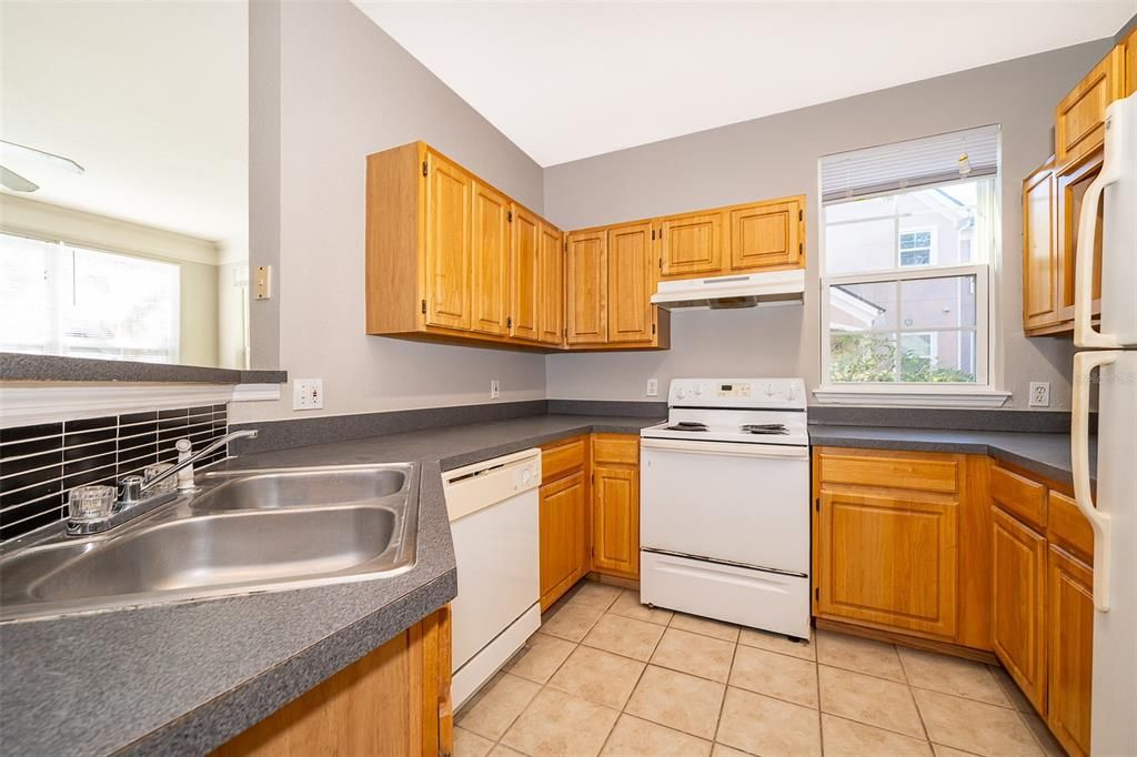 For Sale: $174,990 (1 beds, 1 baths, 883 Square Feet)