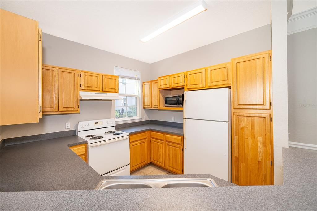 For Sale: $174,990 (1 beds, 1 baths, 883 Square Feet)